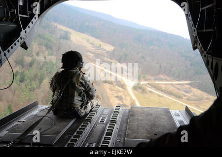 Ein US-Soldat der Easy Company, 1. Bataillon Airborne, 503. Infanterieregiment, 173rd Airborne Brigade Combat Team, bereitet sich auf eine Low Cost, Low-Altitude Airdrop während einer Mission Probe Übung bei der Joint Multinational Readiness Center in Hohenfels, Deutschland, 16. März 2014 durchzuführen. Die MRE wurde bei der 7. Armee Joint Multinational Training Befehle Grafenwöhr und Hohenfels Training durchgeführt, um untergeordneten Bataillone der 12. Combat Aviation Brigade, nach Afghanistan verlegt, medizinische Evakuierung und Kampfunterstützung, NATO International Security Assis vorbereiten Stockfoto