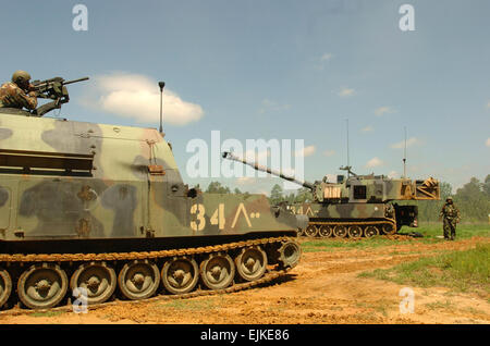 Eine M109A6 Paladin selbstfahrende Haubitze zugewiesen, das 1. Bataillon, bereitet 113. Feldartillerie-Regiment bei einer Übung am Lager Shelby, Frl., 18. April 2007 ausgelöst.  Techn. Sgt. Brian E. Christiansen Stockfoto