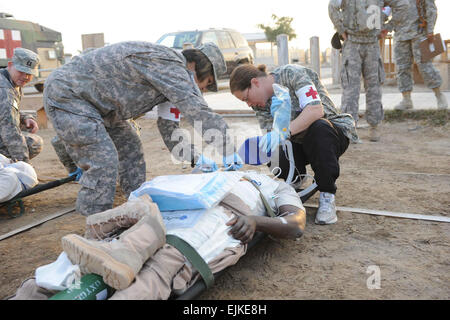 US Army Staff Sgt Priscilla Baltazar-Benson, medizinische Evakuierung Non-commissioned Officer verantwortlich, und Sgt. Maura stumpf überwachen ein simuliertes Patienten vorrangig an der Evakuierung Station der medizinischen Klinik auf Sieg, Bagdad, Irak, 29. Januar 2009 Golby platziert. Führen Sie die Offiziere und Soldaten der 520th medizinischen Bereich Firmenbetreuung, Multi-National Corps-Irak, eine simulierte Masse Casualty Übung zu üben und Verfahren notwendig, sicheres Leben in einem echten Notfall. Stockfoto