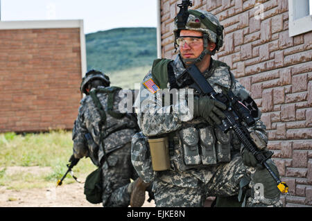 Soldaten mit 1. Zug, Batterie C, 1. Bataillon, 37. Field Artillery Regiment ziehen Sicherheit 22 Mai nach der Eingabe in einem mock Dorf während eines dreiwöchigen Trainings im Yakima Training Center in Central Washington State. Das Bataillon, das ist ein 3rd Stryker Brigade Combat Team, 2. Infanterie-Division Asset derzeit inmitten einer Brigade-weite Ausbildungsansatz genannt Vollspektrum-Vorgänge, wodurch die gesamte Brigade Taktik, Praxis, die alle Formen der Kriegsführung, von herkömmlichen kämpfen Aufstand Bedrohungen umfassen. Die Übung hat Feld Artilleristen nicht nur aufbleiben Stockfoto