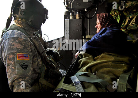 US Army Staff Sgt Gerald Winchester überwacht ein montenegrinischer Staatsbürger während eine medizinische Evakuierung der Luft über Podgorica, Montenegro, 28. Februar 2012. US-Soldaten halfen humanitäre Hilfe auf Ersuchen der Regierung Montenegros als Reaktion auf schwere Schneefälle in der Region zu leisten.  Sgt. Edwin Brücken Stockfoto