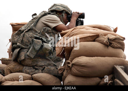US-Armee Pfc. Kendall Travis beobachtet Mörsergranaten schlagen ihr Ziel auf Combat Outpost Zurok, Afghanistan, 12. Juli 2009. Travis ist der 25. Infanterie-Division Headquarters Company, 3. Bataillon, 509. Infanterie, 4th Brigade Combat Team zugeordnet.  Staff Sgt Andrew Smith Stockfoto