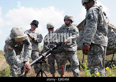 Mortarman aus Puerto Rico National Guard 296. inf-Bataillon, 101. Truppe Befehl schärfen ihre Fähigkeiten während der 2012 jährliche Schulung im Camp Santiago gemeinsame Manöver Training Center.  Hier führt Sgt. Jose L. Ocasio, gebürtig aus San German, Puerto Rico Ausbildung zum live Runde von seinem 60 mm Mörser im Brandfall Fräulein zu entfernen. Die Soldaten der 101. TC sind ihre jährlichen Ausbildung derzeit in dem Armee Krieger Aufgaben, Schlacht Bohrer und Ausbildung im Zusammenhang mit ihrer militärischen Fähigkeiten am Arbeitsplatz, in die Praxis gestellt werden um Kompetenz und vertraut w Stockfoto