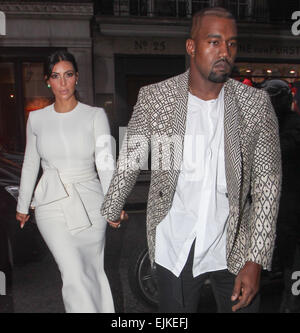 Kim Kardashian und Kanye West kommen für ein Abendessen im Hakkasan Restaurant in Mayfair. West ist mit einem kunstvoll rasiert neue Frisur gesichtet. Mitwirkende: Kim Kardashian, Kanye West wo: London, Vereinigtes Königreich bei: 23 Sep 2014 Stockfoto