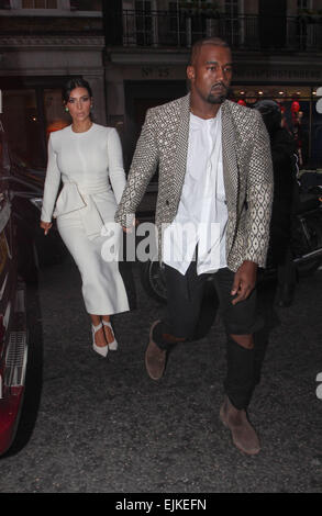 Kim Kardashian und Kanye West kommen für ein Abendessen im Hakkasan Restaurant in Mayfair. West ist mit einem kunstvoll rasiert neue Frisur gesichtet. Mitwirkende: Kim Kardashian, Kanye West wo: London, Vereinigtes Königreich bei: 23 Sep 2014 Stockfoto