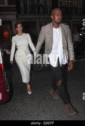 Kim Kardashian und Kanye West kommen für ein Abendessen im Hakkasan Restaurant in Mayfair. West ist mit einem kunstvoll rasiert neue Frisur gesichtet. Mitwirkende: Kim Kardashian, Kanye West wo: London, Vereinigtes Königreich bei: 23 Sep 2014 Stockfoto