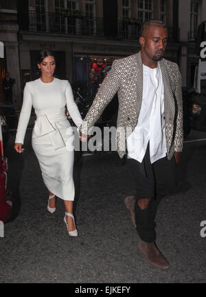 Kim Kardashian und Kanye West kommen für ein Abendessen im Hakkasan Restaurant in Mayfair. West ist mit einem kunstvoll rasiert neue Frisur gesichtet. Mitwirkende: Kim Kardashian, Kanye West wo: London, Vereinigtes Königreich bei: 23 Sep 2014 Stockfoto