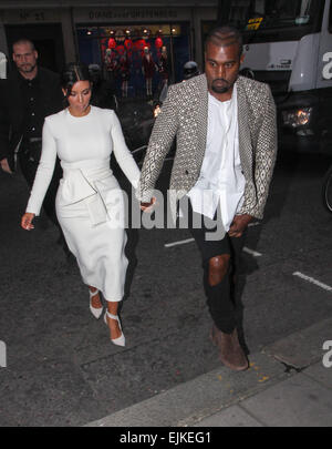 Kim Kardashian und Kanye West kommen für ein Abendessen im Hakkasan Restaurant in Mayfair. West ist mit einem kunstvoll rasiert neue Frisur gesichtet. Mitwirkende: Kim Kardashian, Kanye West wo: London, Vereinigtes Königreich bei: 23 Sep 2014 Stockfoto