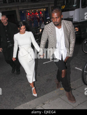 Kim Kardashian und Kanye West kommen für ein Abendessen im Hakkasan Restaurant in Mayfair. West ist mit einem kunstvoll rasiert neue Frisur gesichtet. Mitwirkende: Kim Kardashian, Kanye West wo: London, Vereinigtes Königreich bei: 23 Sep 2014 Stockfoto