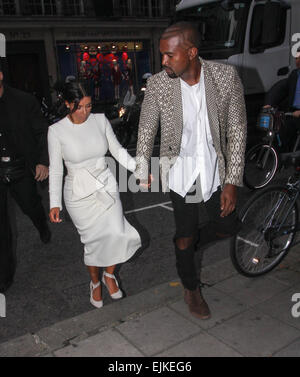 Kim Kardashian und Kanye West kommen für ein Abendessen im Hakkasan Restaurant in Mayfair. West ist mit einem kunstvoll rasiert neue Frisur gesichtet. Mitwirkende: Kim Kardashian, Kanye West wo: London, Vereinigtes Königreich bei: 23 Sep 2014 Stockfoto