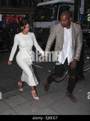 Kim Kardashian und Kanye West kommen für ein Abendessen im Hakkasan Restaurant in Mayfair. West ist mit einem kunstvoll rasiert neue Frisur gesichtet. Mitwirkende: Kim Kardashian, Kanye West wo: London, Vereinigtes Königreich bei: 23 Sep 2014 Stockfoto