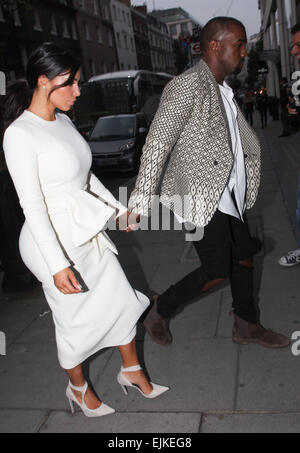 Kim Kardashian und Kanye West kommen für ein Abendessen im Hakkasan Restaurant in Mayfair. West ist mit einem kunstvoll rasiert neue Frisur gesichtet. Mitwirkende: Kim Kardashian, Kanye West wo: London, Vereinigtes Königreich bei: 23 Sep 2014 Stockfoto