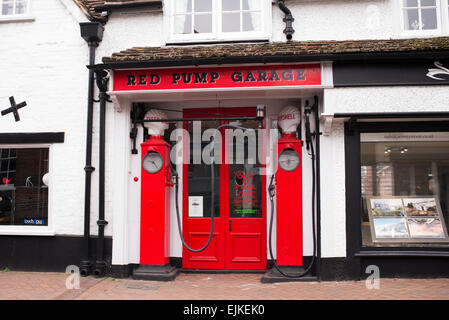 Red Pumpe Garage. Great Missenden, Buckinghamshire, England. Inspiration für die Garage in Danny, der Champion der Welt Buch von Roald Dahl Stockfoto