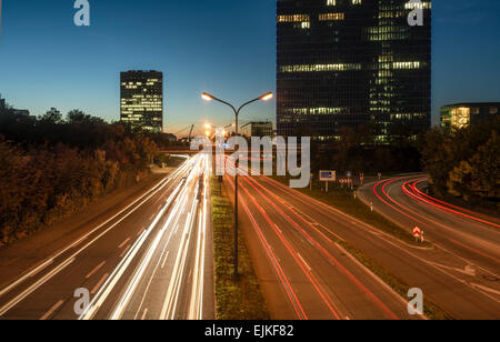 Straße in der Abenddämmerung, mittleren Rings, Munich, Bavaria, Germany, Europa Bild von öffentlichem Grund Stockfoto