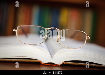 Gläser auf ein Buch Stockfoto