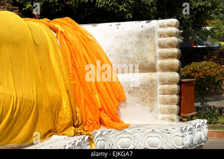 Füße-Statue von Buddha blickt unter einem gelben Tuch Stockfoto