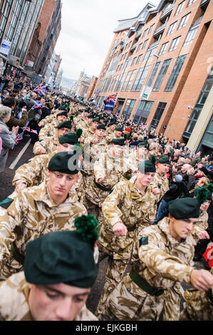 Royal Irish Regiment und die Territorialarmee Heimkehr willkommen-Parade in Belfast, wo sie von Tausenden begrüßt werden Menschen Stockfoto