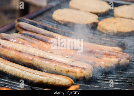 Würstchen und Hamburger auf ein Barbecue-grill Stockfoto
