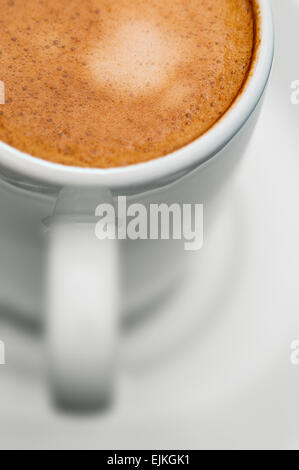 Makro Nahaufnahme Studioaufnahme von einer halben Tasse Espressokaffee Stockfoto