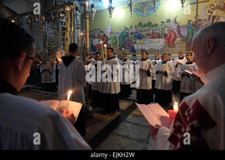 Römisch-katholische Christen, die an einem der täglichen Messe Prozession in die Kirche des Heiligen Grabes im christlichen Viertel der Altstadt Ost Jerusalem Israel Stockfoto