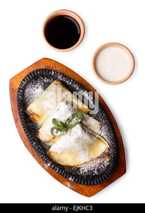 Pfannkuchen mit saurer Sahne und Kirschmarmelade Stockfoto