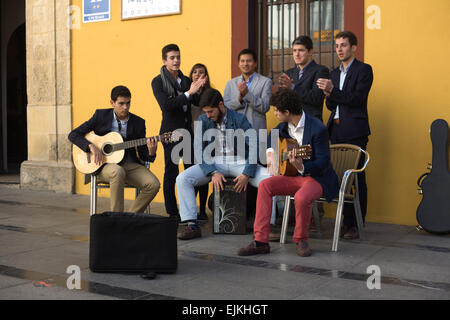 CORDOBA, Spanien - 24. Dezember 2014 - unbekannten jungen Flamenco-Musiker auf der Straße in Cordoba Downton, Cordoba am Dezember Stockfoto