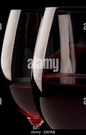 Parallele Gläser Wein auf einem schwarzen Hintergrund Stockfoto