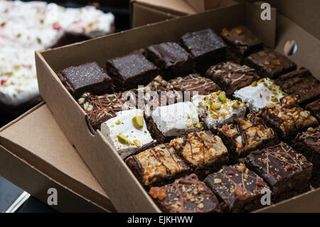 Auswahl an handgefertigten Schokoladen-Brownies in einer Schachtel Stockfoto