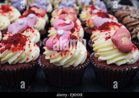 Hausgemachte Cupcakes mit rosafarbenen Herzen Stockfoto