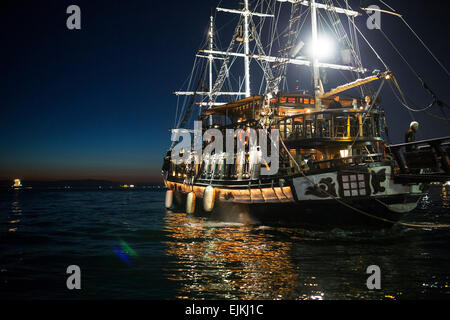 Ein Boot, das funktioniert wie eine Café-Bar nähert sich der Küste von Thessaloniki im Bereich weißer Turm am 20. Februar 2015. Stockfoto