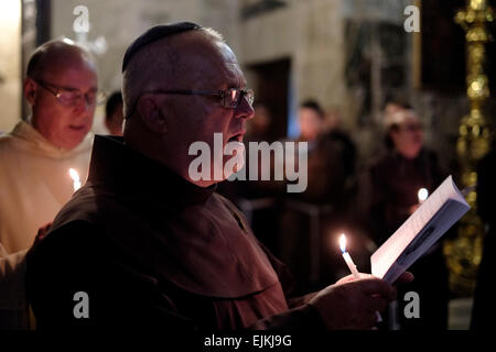 Franziskaner, religiösen Liedern in der Grabeskirche Kirche christlichen Viertel Ost-Jerusalem Israel Stockfoto