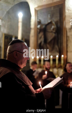 Ein Franziskanermönch, beten in der Kapelle von Mary Magdalene im Inneren der Kirche des heiligen Sepulchre Altstadt Ost-Jerusalem Israel Stockfoto