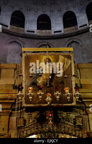 Religiöse Verzierungen an die 14. Station des Kreuzes bzw. die Kapelle genannt die Ädikula, befindet sich In der Mitte der Rotunde im Inneren der Kirche Grabeskirche in Christian Quarter Altstadt Ost-Jerusalem Israel Stockfoto