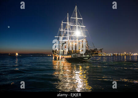 Ein Boot, das funktioniert wie eine Café-Bar nähert sich der Küste von Thessaloniki im Bereich weißer Turm am 20. Februar 2015. Stockfoto