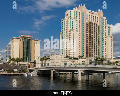 Downtown Marriott Hotel in Tampa Skyline, Brücke, Hafeninsel und Hillsborough River, Tampa, FL Stockfoto