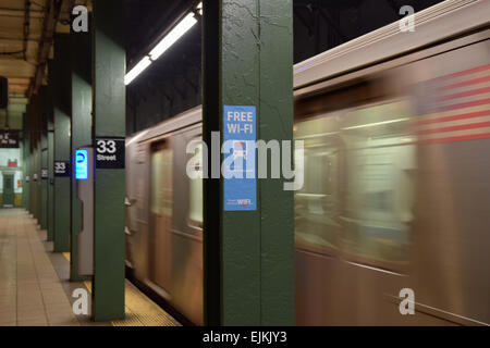 Schild an der East 33rd Street u-Bahnstation auf der #6 Linie bekanntgebende kostenfreies WLAN. In Manhattan, New York City. Stockfoto
