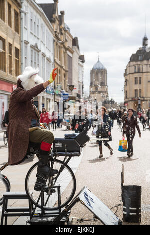 Oxford, UK. 27. März 2015. A Street-Artist bläst Luftblasen, die von Passanten auf Cornmarket Street, Oxford, Kredit genossen werden: CBCK-Christine/Alamy Live News Stockfoto