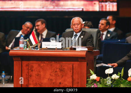 (150328)--SHARM EL-SHEIKH, 28. März 2015 (Xinhua)--jemenitischen Außenminister Riad Yassin besucht Gipfel der arabischen Liga in Scharm El-Scheich, Ägypten, 28. März 2015. Jemenitische Außenminister Riad Yassin sagte am Samstag, dass die Tür für Gespräche zur Lösung der jemenitischen Krise noch geöffnet ist. (Xinhua/Cui Xinyu) Stockfoto