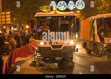 CORDOBA - JAN 5: Straßenkehrer Maschine Auto Reinigung der Straße vor der Parade der Heiligen drei Könige, am 5. Januar 2015 in Cordoba, Spa Stockfoto