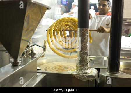 CORDOBA - JAN 5: Unbekannter Mann Kochen Churros am Straßenstand, am 5. Januar 2015 in Córdoba, Spanien. Dieses Gebäck ist typisch Stockfoto