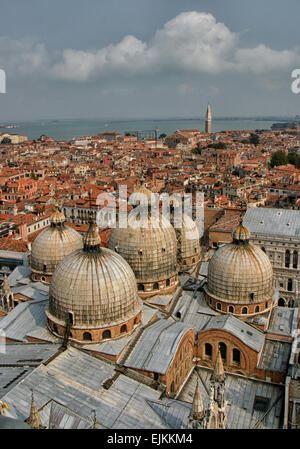 Venedig, Provinz Venedig, Italien. 6. Oktober 2004. In Venedig Blick nach Norden von oben auf den Campanile di San Marco, der Glockenturm der Basilika di San Marco. Im Vordergrund sind die fünf Kuppeln der Basilica di San Marco auf der Piazza San Marco, auf der rechten Seite ist Teil der Dogenpalast. Im Hintergrund, in der Nähe der Küste, der Turm der Chiesa (Kirche) di San Francesco della Vigna erhebt sich über den Dächern. Venedig gehört zu den beliebtesten internationalen Reisezielen. © Arnold Drapkin/ZUMA Draht/Alamy Live-Nachrichten Stockfoto