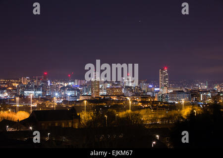 Leeds, West Yorkshire UK. 28. März 2015. Die Ansicht zeigt die Gebäude der Innenstadt in der englischen Stadt. Erschien nur minimale Kündigungsfrist Earth Hour, berücksichtigt werden, jedoch Lichter gesehen wurden, in einigen Räumen ausgelöscht worden. Bildnachweis: Ian Wray. Alamy live-Nachrichten. Stockfoto