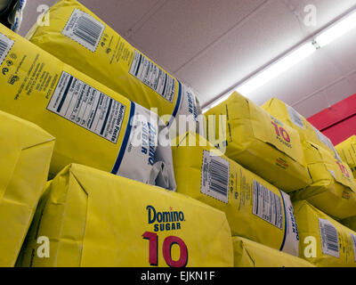 Gelbe Säcke von 10 Pfund Domino Zucker werden in einem Lager-Stil Supermarkt gestapelt... Stockfoto