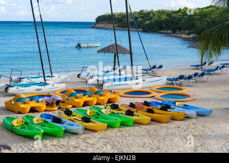 Antigua-Strand mit Katamarane und Kajaks Stockfoto