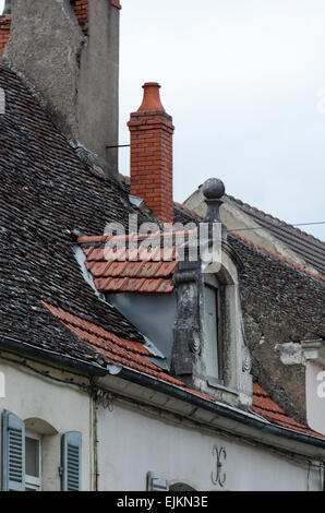 Eine malerische Dachgaube in der Stadt von Chagny, Saone et Loire, Burgund, Frankreich. Stockfoto