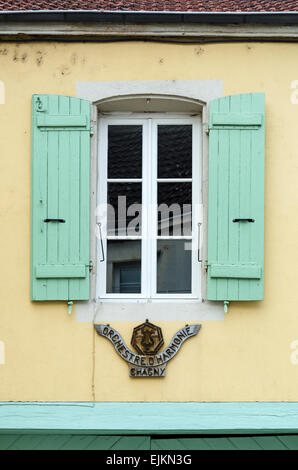 Eine malerische Fenster in der Stadt von Chagny, Saone et Loire, Burgund, Frankreich. Stockfoto