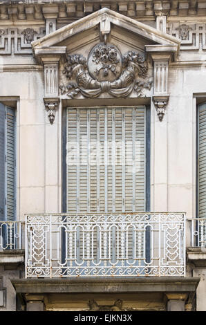 Eine reich verzierte Fenster mit schmiedeeisernen Balkon in der Stadt von Chagny, Saone et Loire, Burgund, Frankreich. Stockfoto