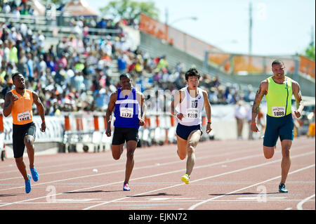 28. März 2015: Yoshihide Kiryu #1289 aus Japan gewinnt die Männer 100 Meter Dash Invitational mit einer Zeit von 9,87 am 88. NIKE Clyde Littlefield Texas Relays, Mike A. Myers Stadium. Austin, Texas. Stockfoto