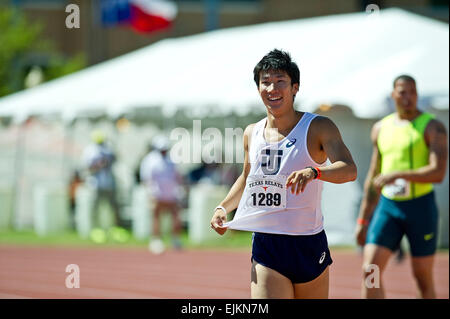 28. März 2015: Yoshihide Kiryu #1289 aus Japan gewinnt die Männer 100 Meter Dash Invitational mit einer Zeit von 9,87 am 88. NIKE Clyde Littlefield Texas Relays, Mike A. Myers Stadium. Austin, Texas. Stockfoto