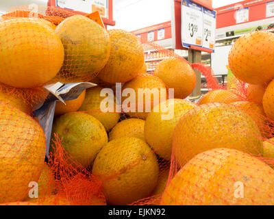Stapel von Säcken Orangen in einem Supermarkt Vitrine. Stockfoto
